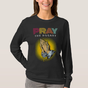 Camiseta Reze o Rosário Tipografia Retro Mãos em Oração com