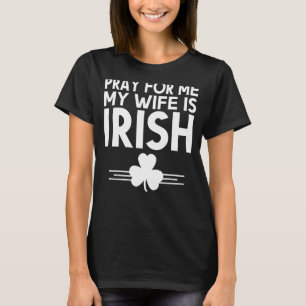 Camiseta Reze Por Mim A Minha Esposa É O Dia de São Patríci