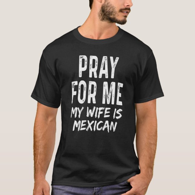 Camiseta Reze Por Mim Minha Esposa É Parte Esposa Mexicana  (Frente)
