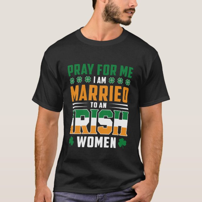 Camiseta Rezem por mim. Eu sou casado com uma Irlandesa. (Frente)