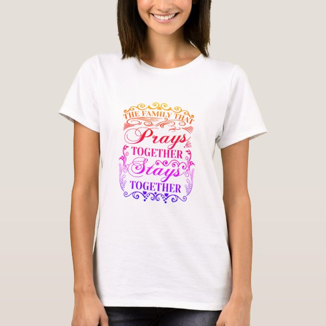 Camiseta Rezos Familiares Juntos Permanecem Juntos Dizendo  (Frente)