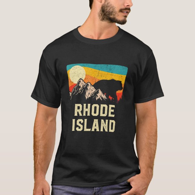 Camiseta Rhode Island Nature Wild Bear Retro Sunset Hiking (Frente)