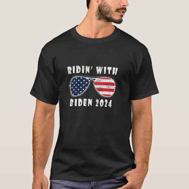 Camiseta Ridin com Biden 2024 Flag dos EUA Joe Aviator Sung (Frente)