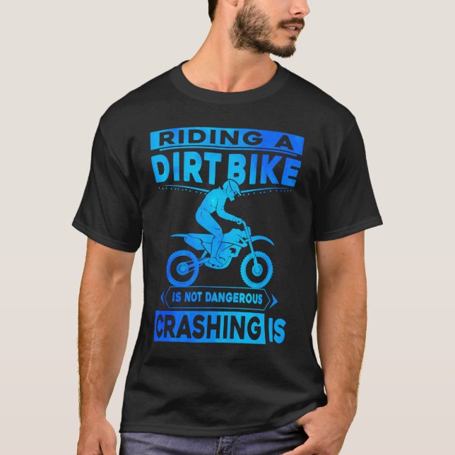 Camiseta Riding A Dirt Bike Is Not Dangerous Crashing Is Di (Frente)