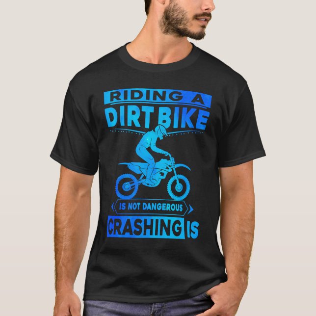 Camiseta Riding A Dirt Bike Is Not Dangerous Crashing Is Di (Frente)
