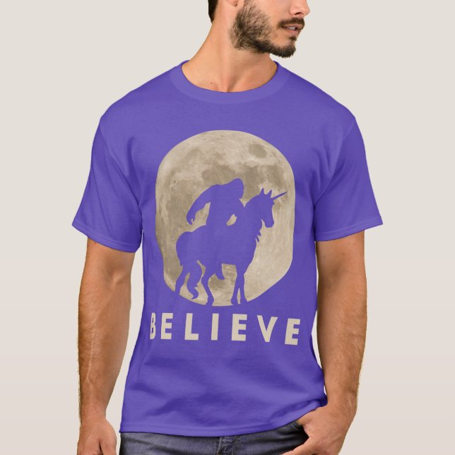 Camiseta Riding a Unicorn Against a Full Moon (Frente)