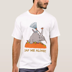 Camiseta Rinoceronte engraçado em uma pilha de folhas de ou