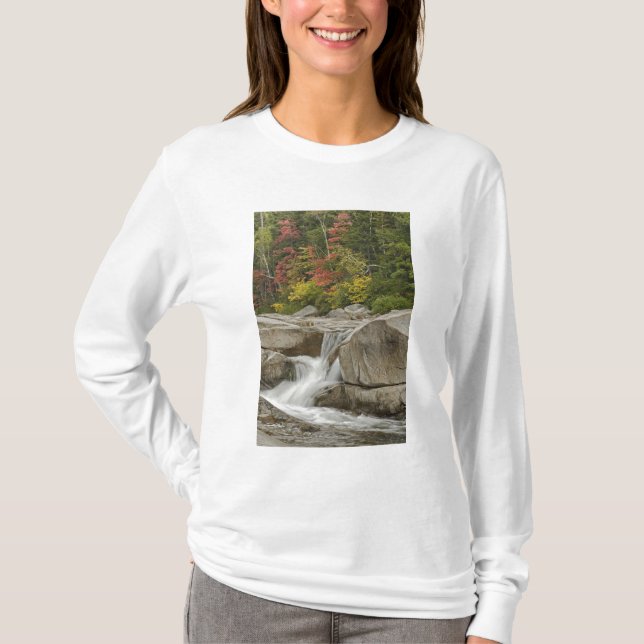 Camiseta Rio Swift em cascata através de pedras, Branco (Frente)
