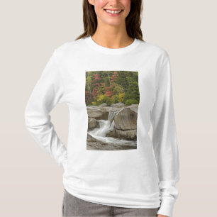 Camiseta Rio Swift em cascata através de rochas, Branco