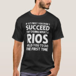 Camiseta RIOS Funny Surname Family Tree Birthday Reunion Id<br><div class="desc">O trabalho de arte legal para a família "Se no início você não tem sucesso,  tente fazer o que um Rios lhe disse para fazer a primeira vez" é um presente perfeito para qualquer homem ou mulher que você queira surpreender. Comprar o design agora!</div>