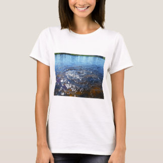 Camiseta Ripples num lago, de um peixe saltando