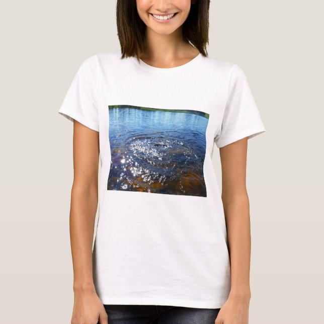 Camiseta Ripples num lago, de um peixe saltando (Frente)