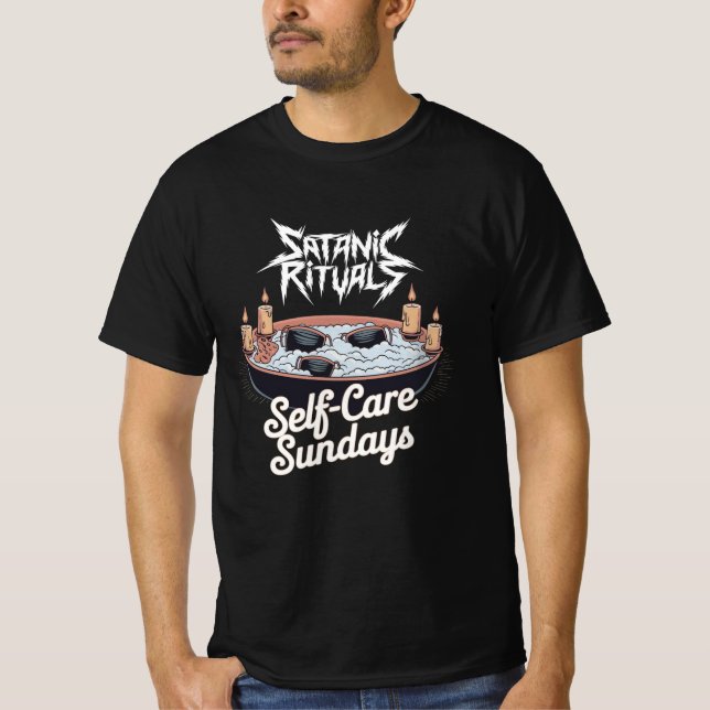 Camiseta Rituais Satânicos Cuidam Próprios Domingos (Frente)