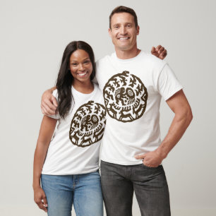 Camiseta Ritual Antigo: Homem, Escudo, Pássaros e Veado