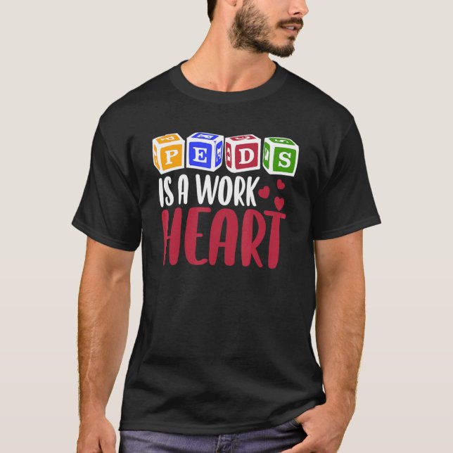 Camiseta RN Pediatric Nurse PEDS Is A Work Of Heart Pediatr (Frente)