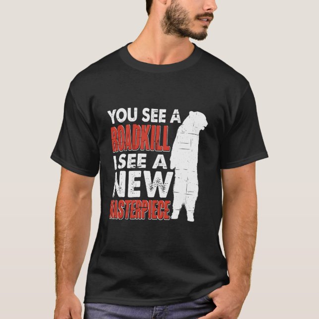 Camiseta Road I See A New Masterpiece Hunter Taxidermist (Frente)
