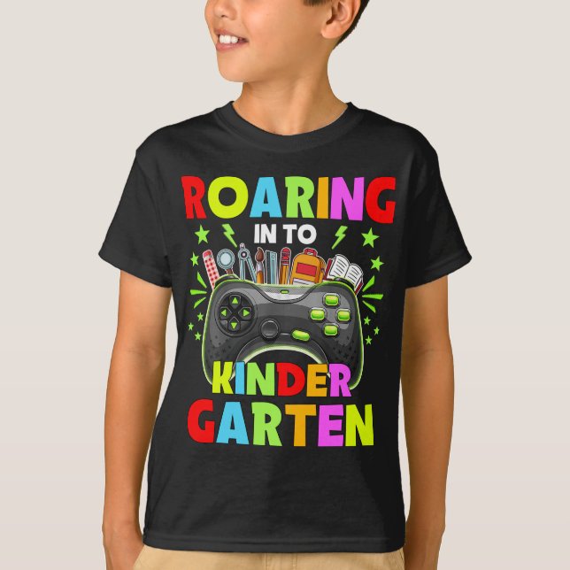 Camiseta Roaring In Kindergarten Professor Kindergarten Bac (Frente)