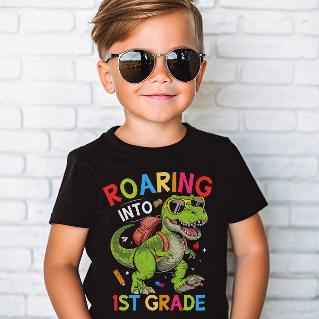 Camiseta Roaring into 1st Grade Dinosaur – Back to School (Criador carregado)