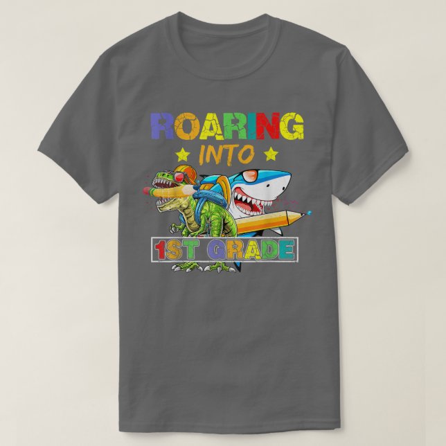 Camiseta Roaring Into 1st Grade Dinosaur Shark Back to Scho (Frente do Design)