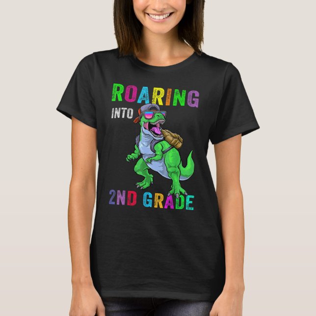 Camiseta Roaring Into 2nd Grade Dinosaur 1st Day Back To Sc (Frente)