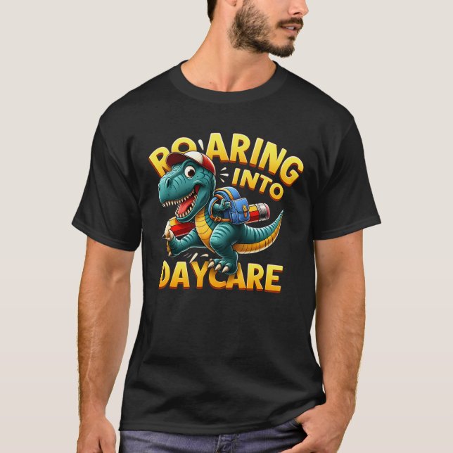 Camiseta Roaring Into Daycare First Day of Daycare T-Rex Di (Frente)