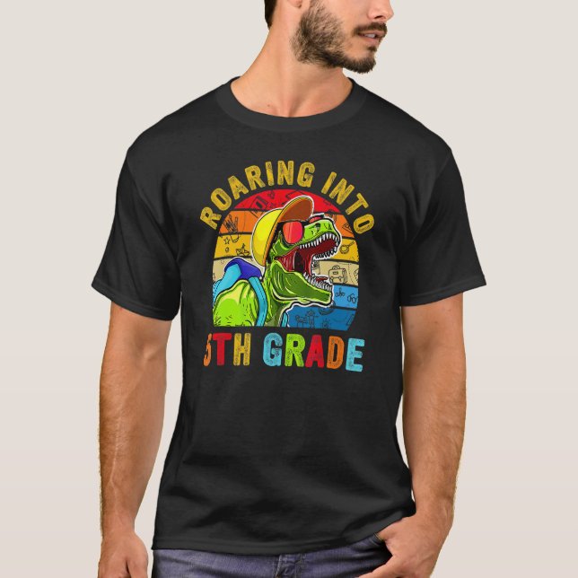 Camiseta Roaring Into Fifth Grade Rex Happy 5th Day Of Scho (Frente)