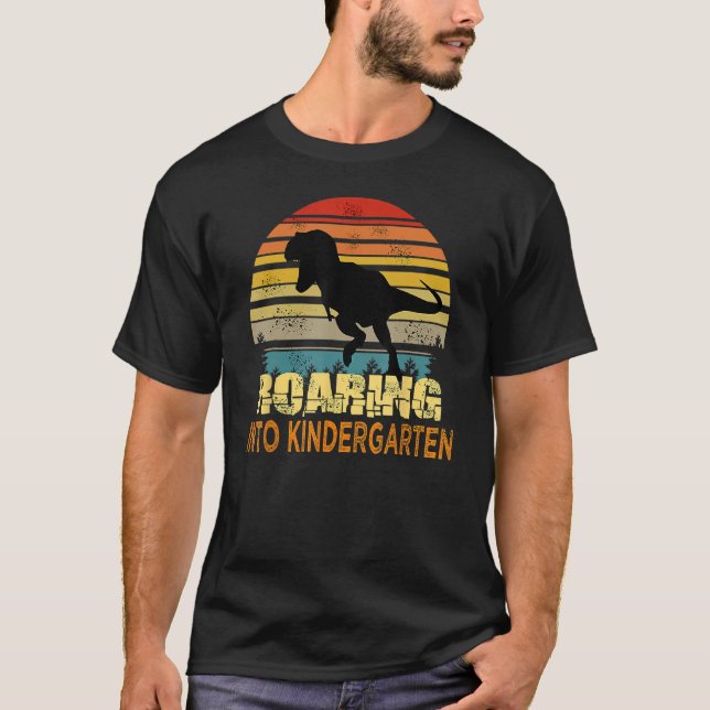 Camiseta Roaring Into Kindergarten Dinosaur 1st Day Back To (Frente)