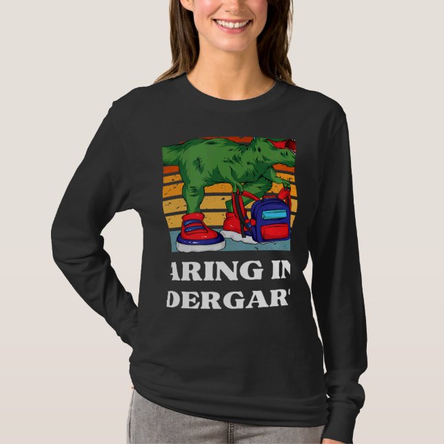 Camiseta Roaring into Kindergarten Dinosaur Rex Back to Sch (Frente)
