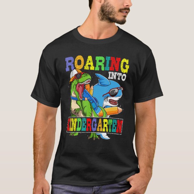 Camiseta Roaring Kindergarten Dinossaur Shark De Volta À Es (Frente)