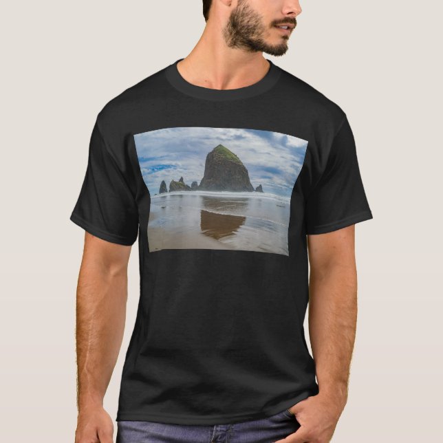 Camiseta Rocha do monte de feno, praia do canhão, Oregon (Frente)