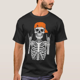 Camiseta 'Rock On' com Mão de Esqueleto Rocker - D