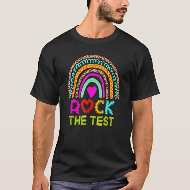 Camiseta Rock The Test Day Teacher Testing Day Rainbow Teac (Frente)