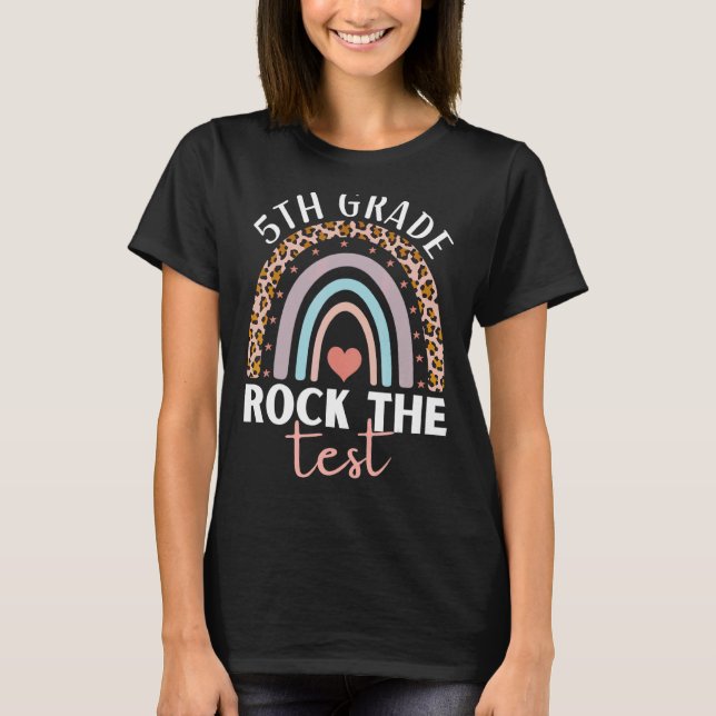 Camiseta Rock the Test Grade Day Teacher Rainbow (Frente)