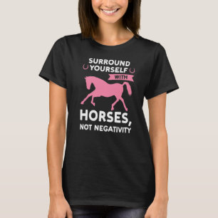 Camiseta rodeia-se com cavalos e não com cavalos negativida