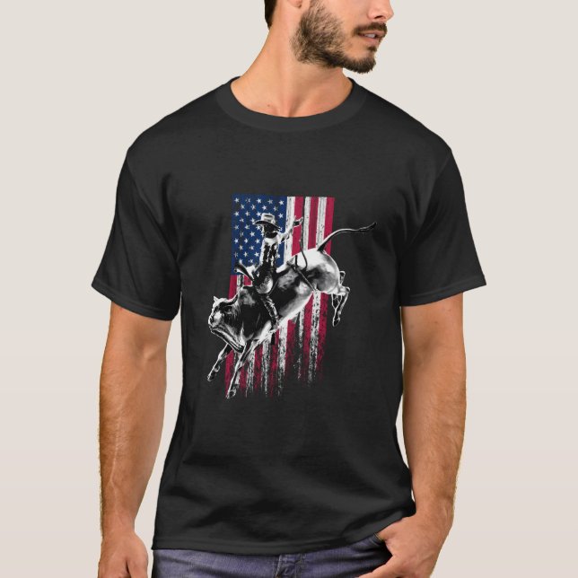 Camiseta Rodeo Bull Rider Patriotic American Flag For Cow (Frente)