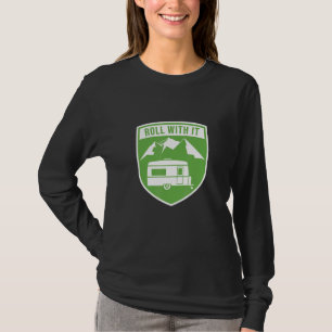 Camiseta Rolar com ela acampando a câmera RV
