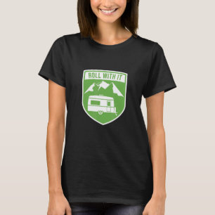 Camiseta Rolar com ela acampando a câmera RV