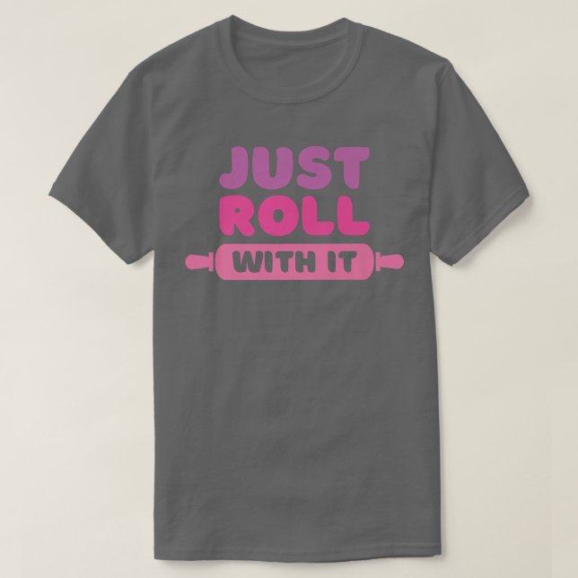 Camiseta Roll With It  Baking Joke  (Frente do Design)