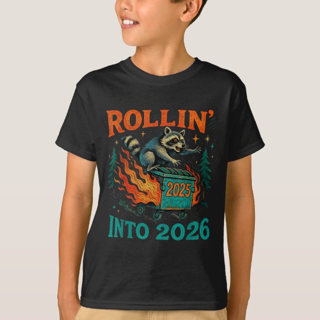Camiseta Rollin’ Into 2026 Funny Raccoon Dumpster Fire  (Frente)