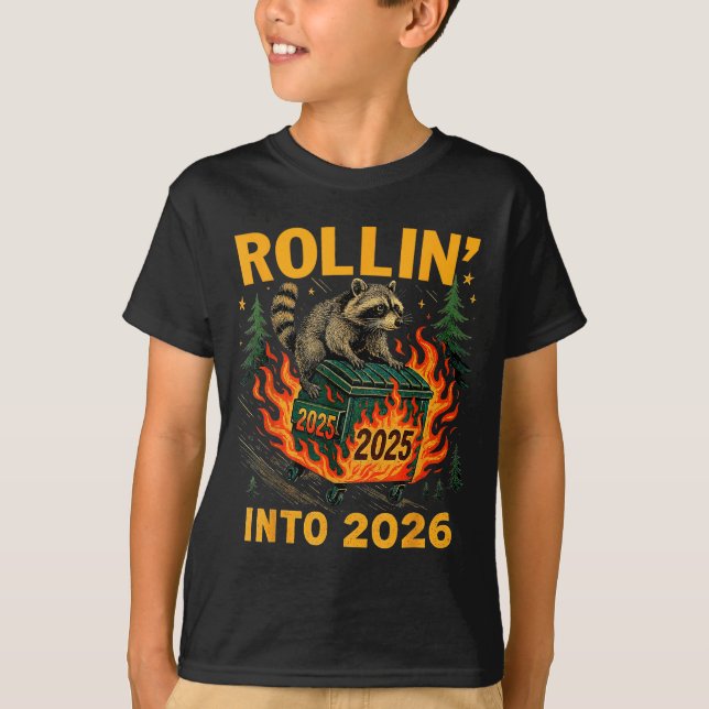 Camiseta Rollin’ Into 2026 Funny Raccoon Dumpster Fire  (Frente)