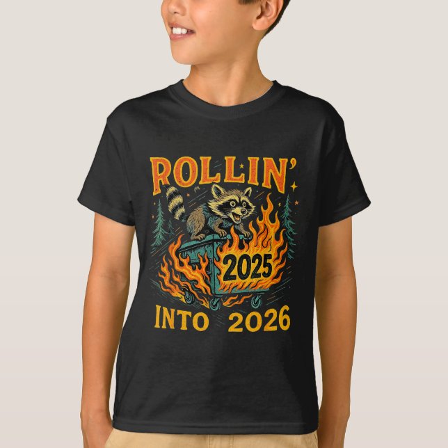 Camiseta Rollin’ Into 2026 Funny Raccoon Dumpster Fire  (Frente)