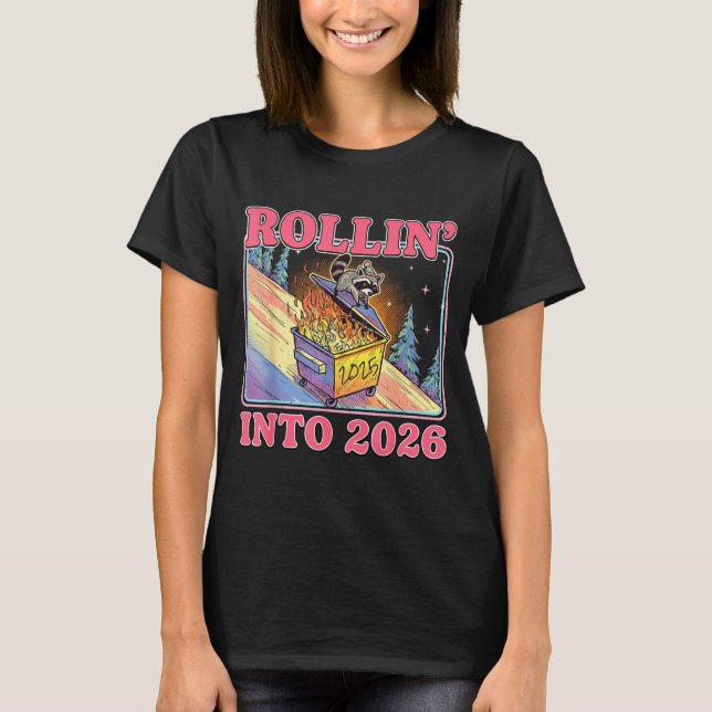 Camiseta Rollin' Into 2026 Funny Raccoon Meme Happy New Yea (Frente)