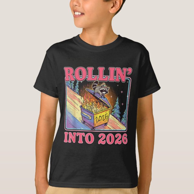 Camiseta Rollin' Into 2026 Funny Raccoon Meme Happy New Yea (Frente)