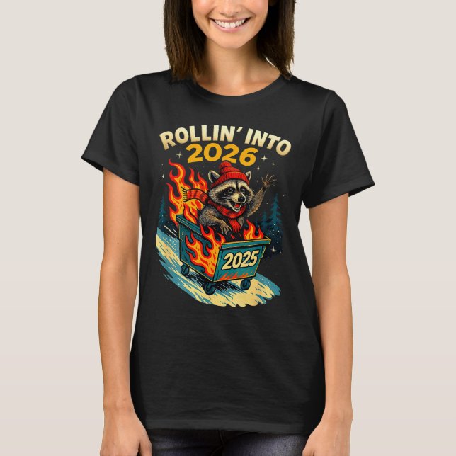 Camiseta Rollin Into 2026 Raccoon Funny Dumpster Fire 2025  (Frente)