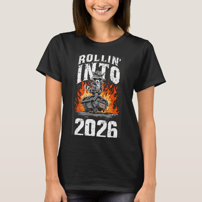 Camiseta Rollin Into 2026 Raccoon Funny Dumpster Fire 2025  (Frente)