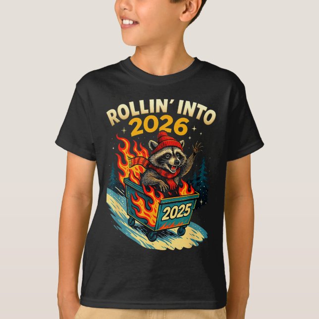 Camiseta Rollin Into 2026 Raccoon Funny Dumpster Fire 2025  (Frente)