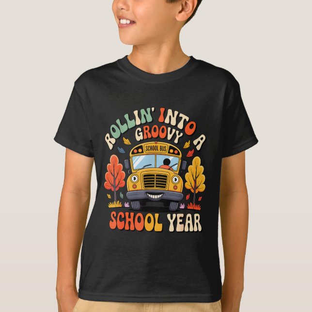 Camiseta Rollin Into A Groovy School Year Retro School Bus  (Frente)