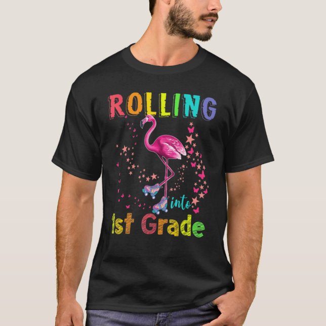 Camiseta Rolling Into 1st Grade Flamingo Back To School (Frente)