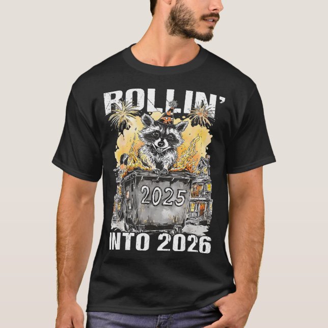 Camiseta Rolling Into 2026 Trash Racoon Funny New Years Eve (Frente)