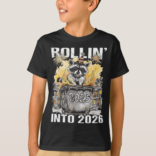 Camiseta Rolling Into 2026 Trash Racoon Funny New Years Eve (Frente)